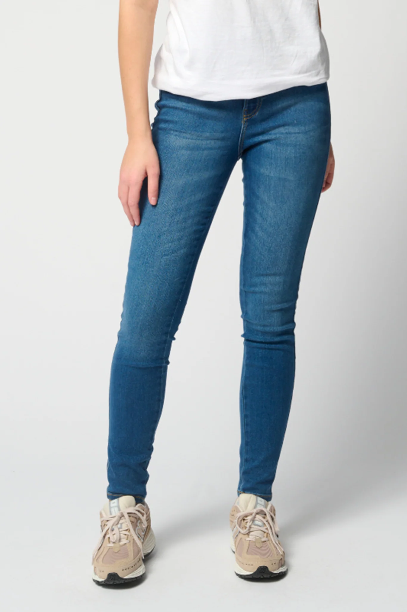 Le jean skinny de performance original - denim bleu moyen – Image 7