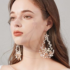 Boucles d’oreilles faites à la main avec strass et perles d’imitation au design exquis