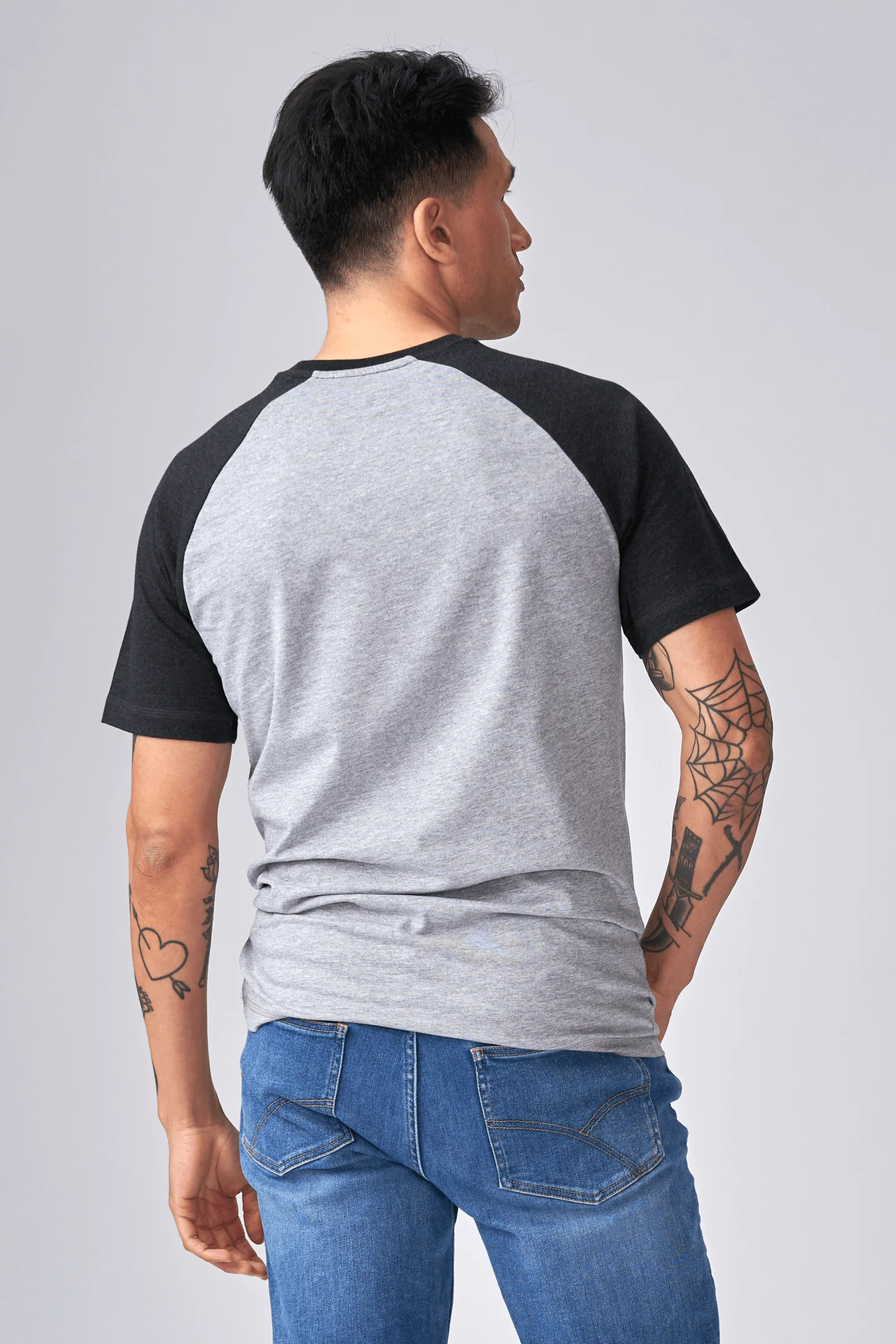 T-shirt Raglan de base - Gris de la lumière noire – Image 4