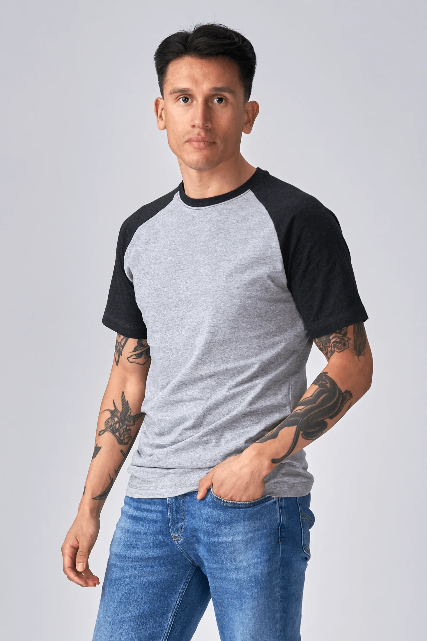 T-shirt Raglan de base - Gris de la lumière noire – Image 2