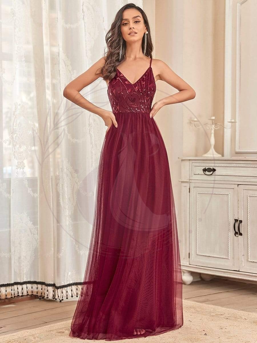 Robe demoiselle d’honneur en tulle à col en V et bretelles minces brodées au sol