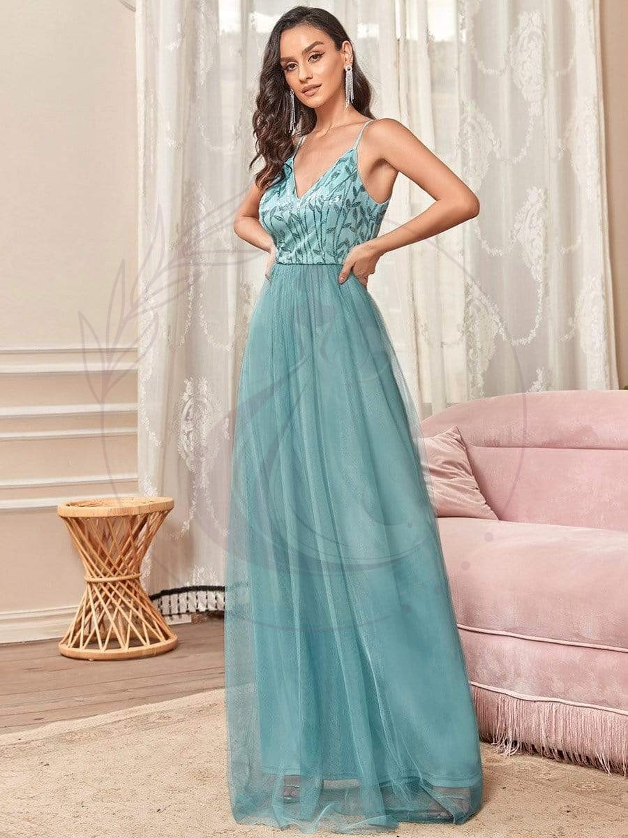 Robe de Bal en tulle à col en V et bretelles minces brodées au sol – Image 5