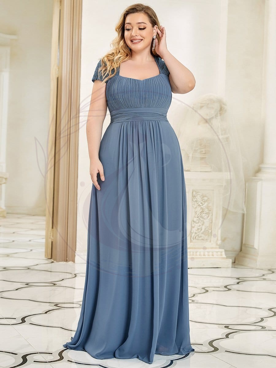 Robe de Demoiselle d’Honneur Grande Taille à Manches Courtes en Dentelle Plissée au Sol – Image 2