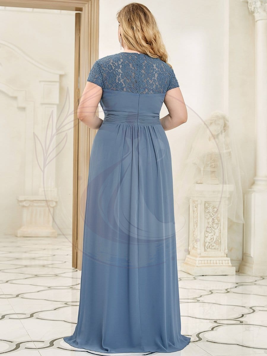 Robe de Demoiselle d’Honneur Grande Taille à Manches Courtes en Dentelle Plissée au Sol – Image 3
