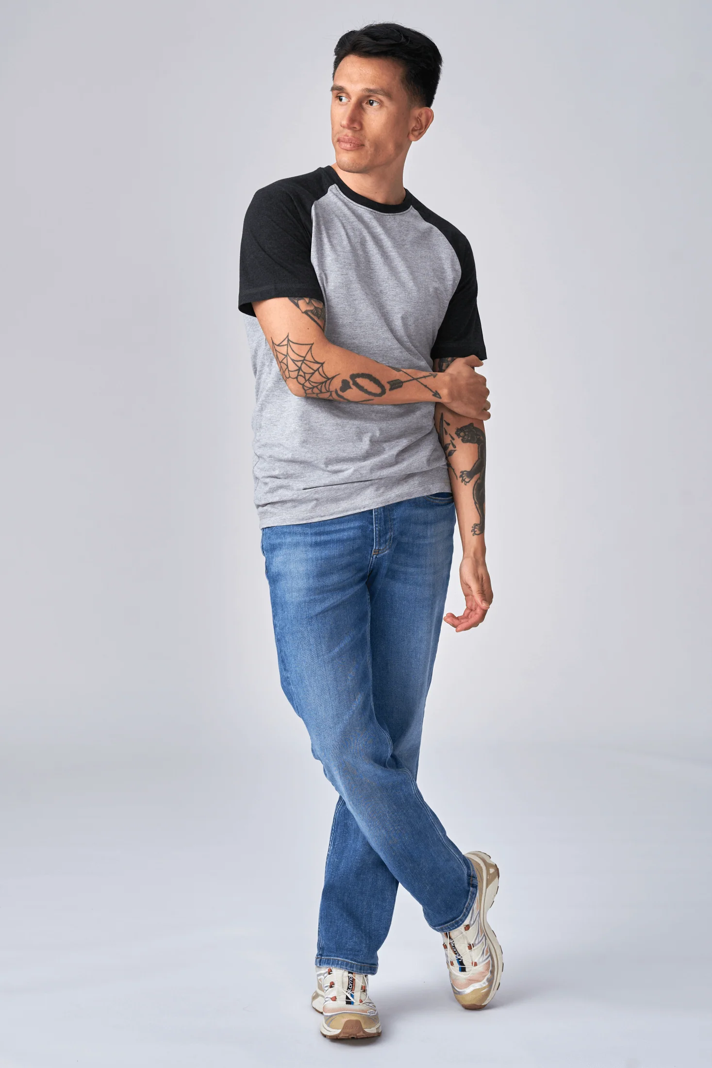 T-shirt Raglan de base - Gris de la lumière noire – Image 3