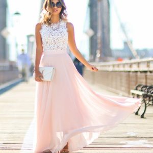 Robe longue bohème chic rose poudré pour soirée avec dentelle