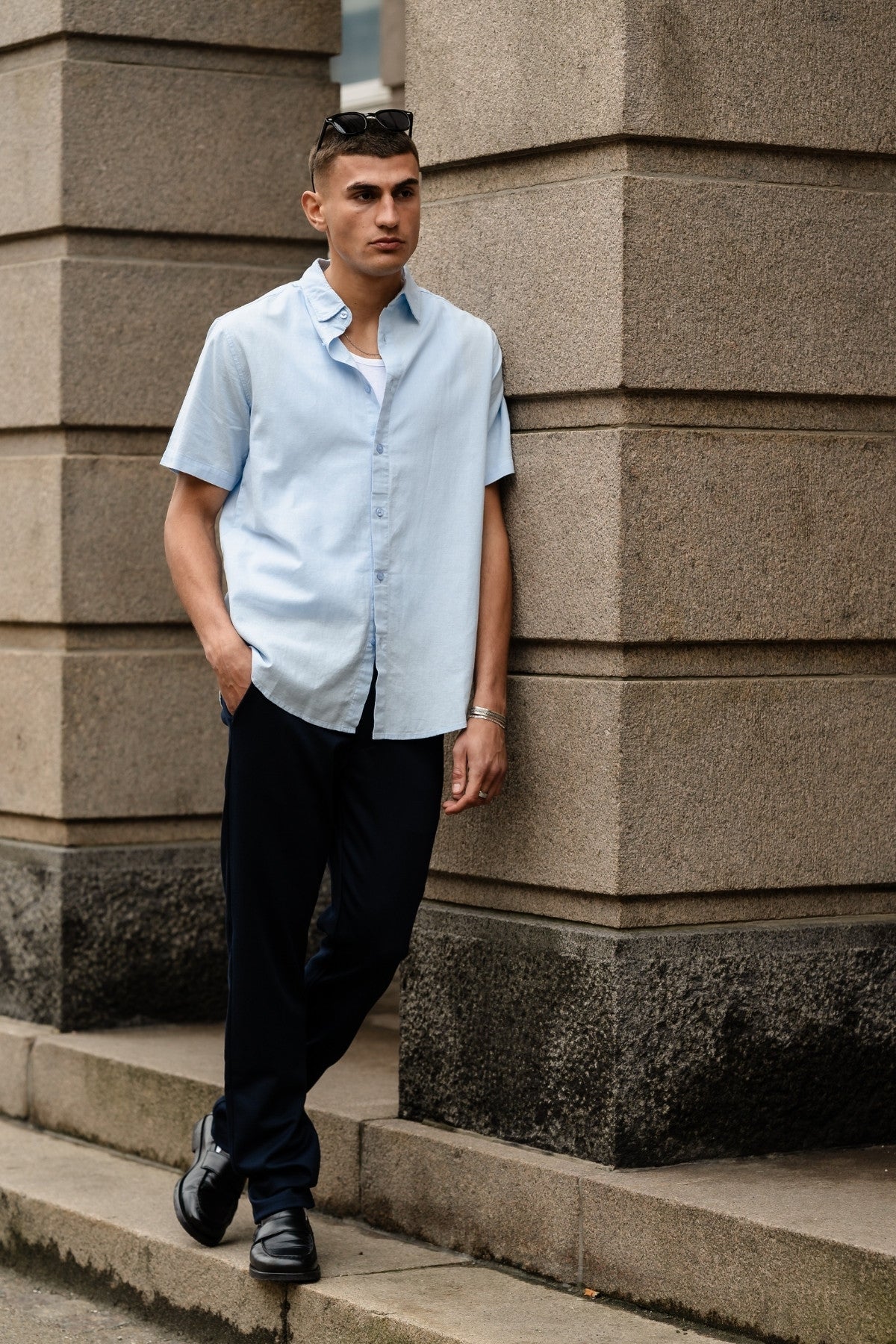 Chemise en lin à manches courtes - bleu clair – Image 3