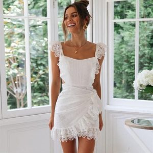 Robe blanche courte pour l’été en dentelle