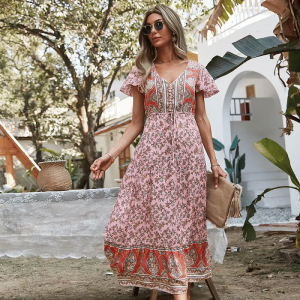 Rose bohème chic rose poudré mi-longue à imprimé et col en v