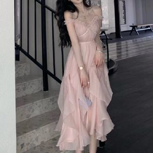 Robe longue bohème chic rose poudré pour soirée à bretelles