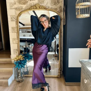 Blouse Satinée Noire Zoé: Élégance Chic et Polyvalente