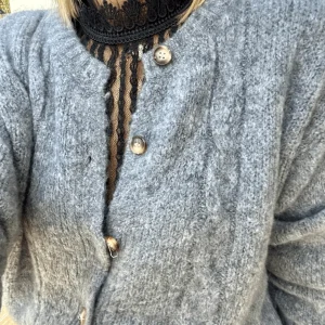 Gilet Oslo: Élégant Cardigan Gris, Confort Quotidien