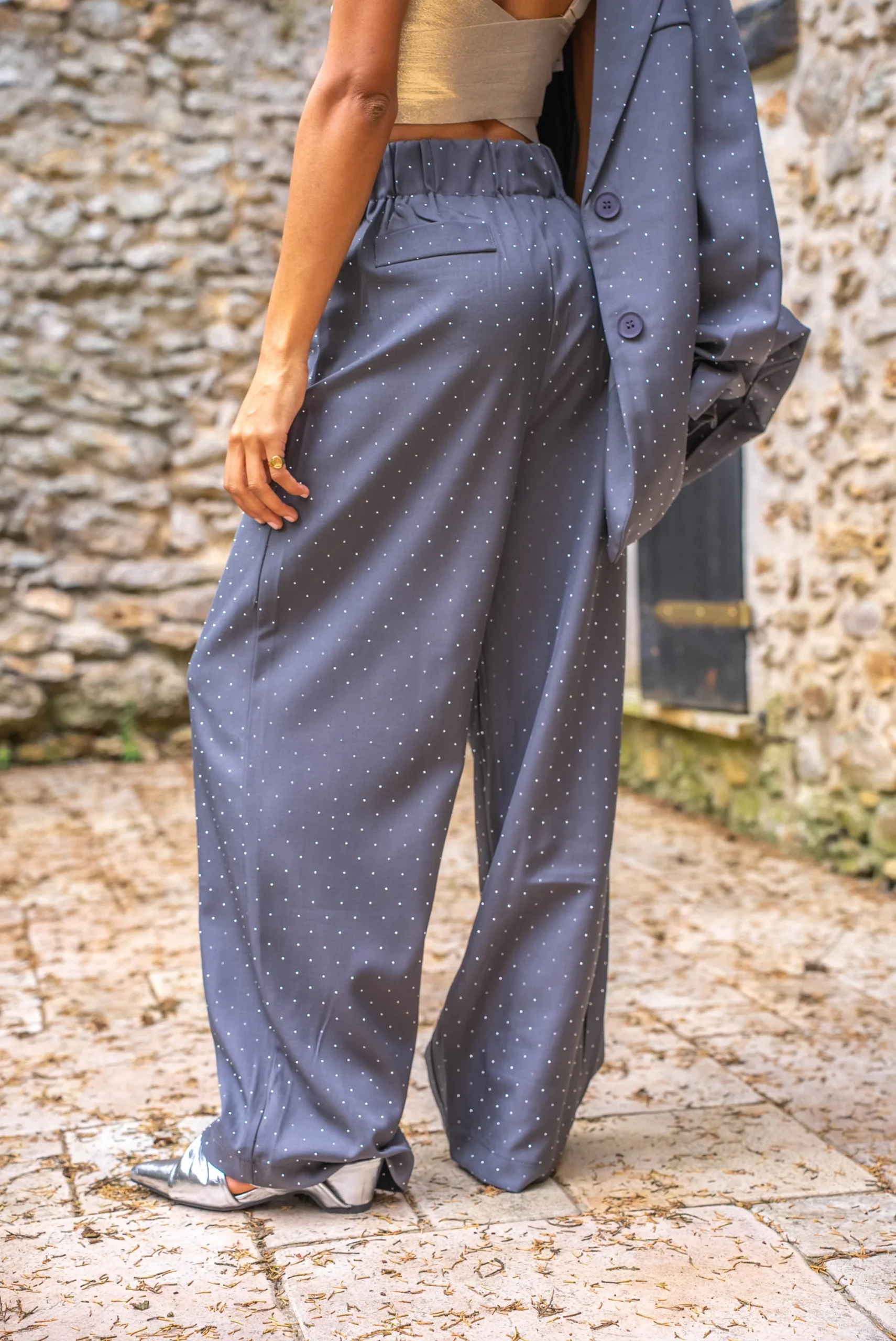 Pantalon taille haute fluide à strass Dalia – Image 3
