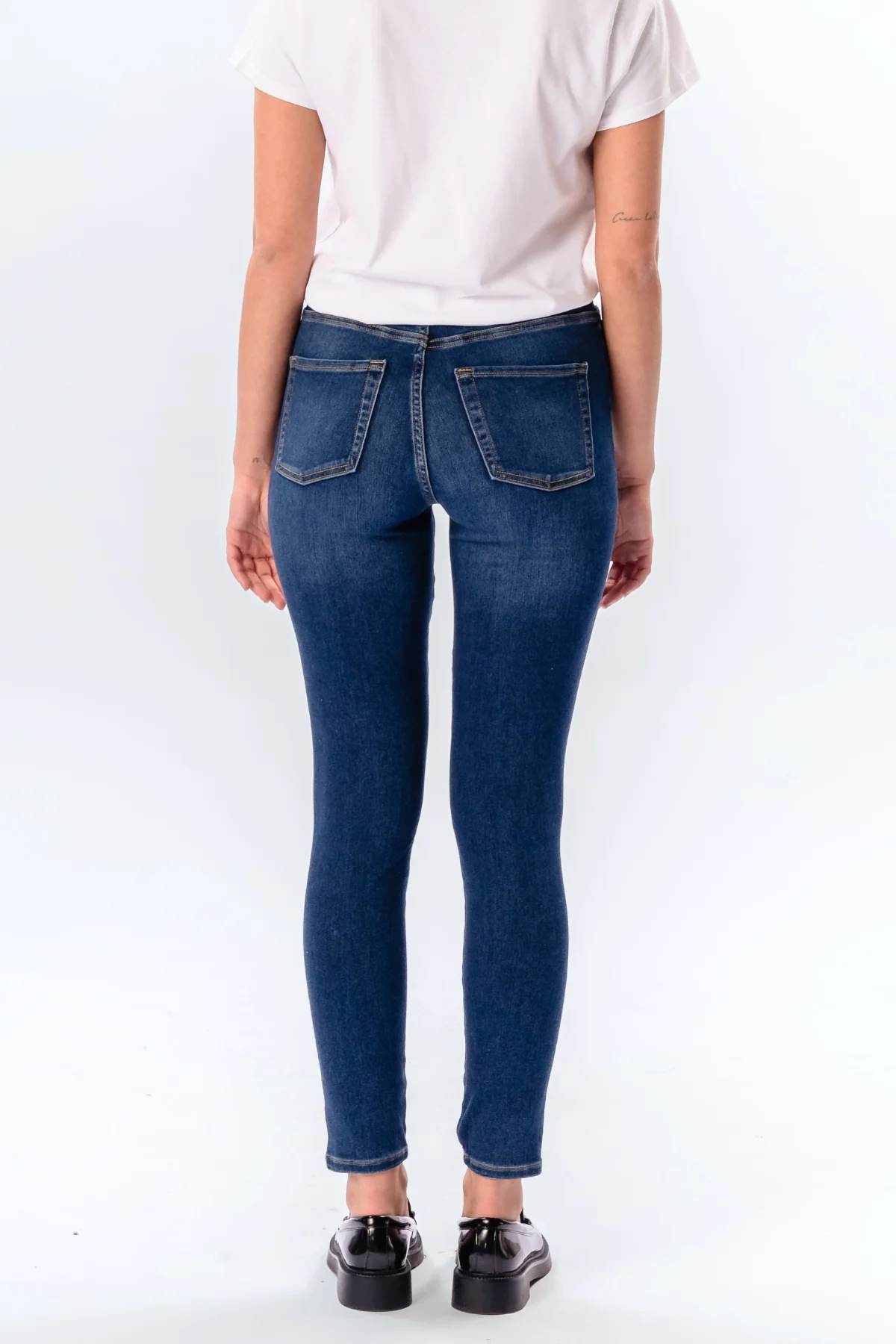 Le jean skinny de performance original - denim bleu moyen – Image 3