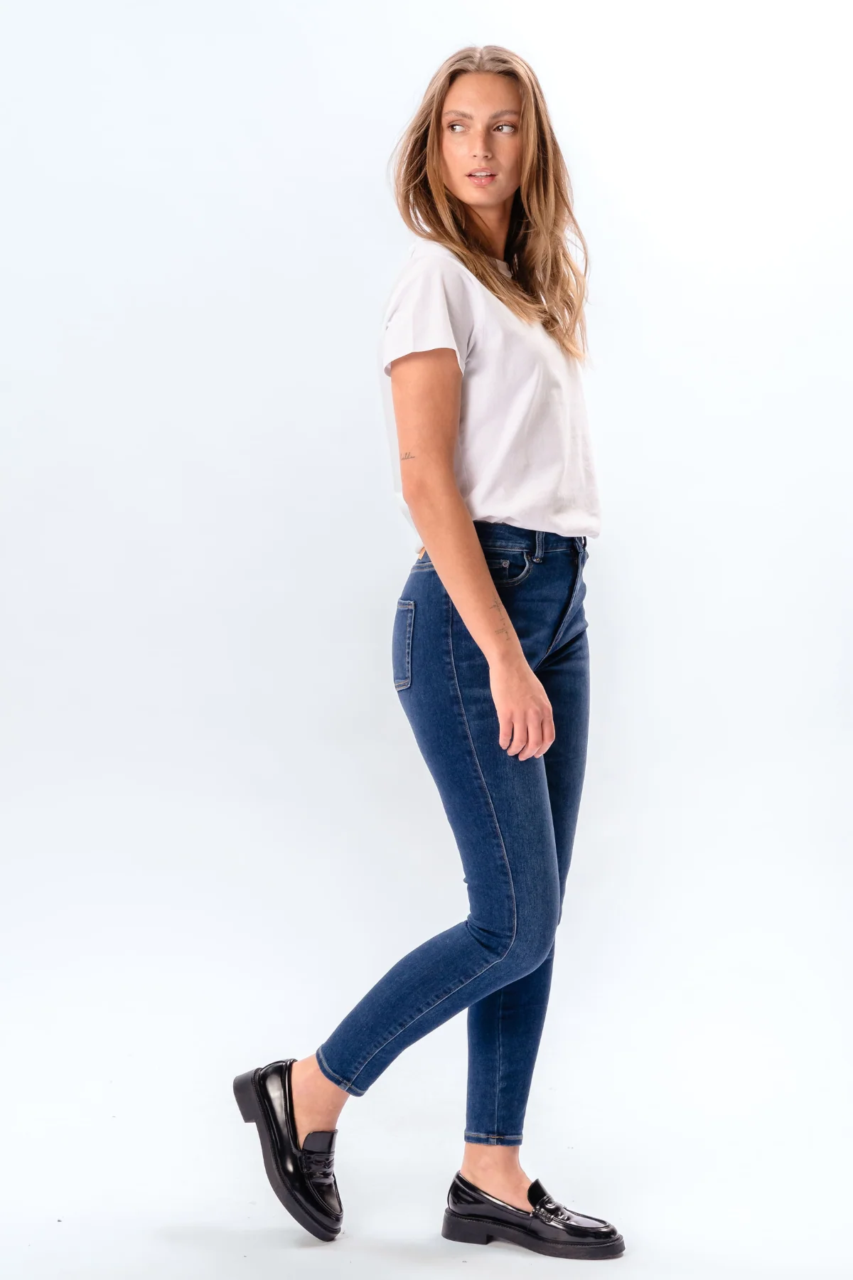 Le jean skinny de performance original - denim bleu moyen – Image 5